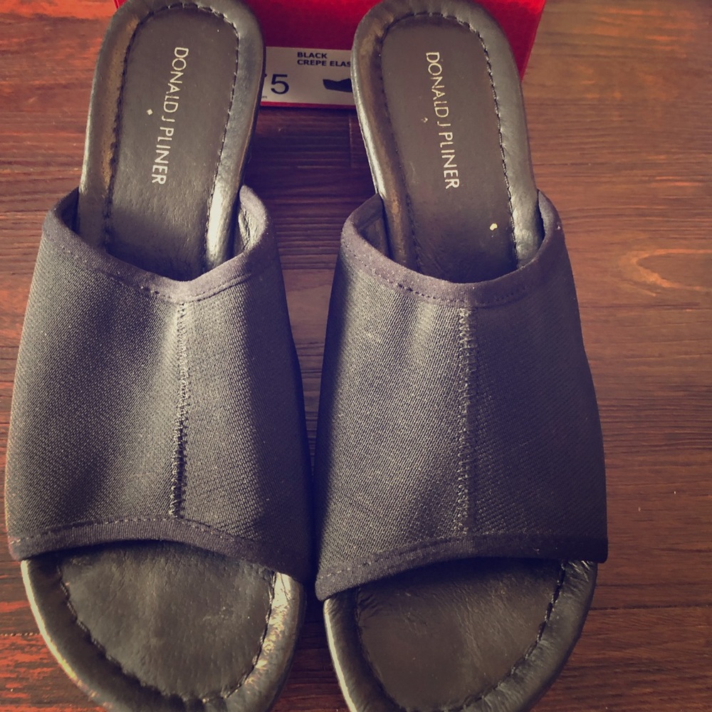 Donald Pliner black slides